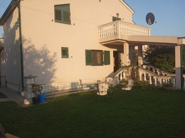 Porodična kuća, Izdavanje, Podgorica, Dahna